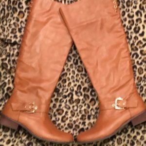 Size 8. Knee high, tan, side zip, flat boots 👢